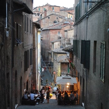 La Chiacchiera - La Chiacchiera è il locale sulla destra. - Italian Near Me - Siena, SI