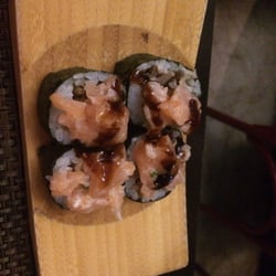 Nazo - Uramaki de shimeji com salmão