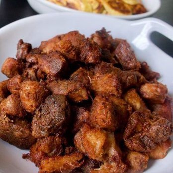 Cric Crac - Plat emblématique de la cuisine haïtienne! Morceaux de porc mariné dans notre sauce d'épices secrètes et par la suite frits juste à point. - Haitian Near Me - Montreal, Quebec