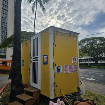 Lucky's Get n Go - Back of the business - Food Trucks Near Me - Honolulu, Hawaii Lucky's Get n Go - Back of the business - Food Trucks Near Me - Honolulu, Hawaii