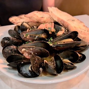 11th Post On Queen - PEI Mussels Marniere - Salad Near Me - Niagara-on-the-Lake, Ontario 11th Post On Queen - PEI Mussels Marniere - Salad Near Me - Niagara-on-the-Lake, Ontario