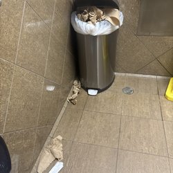 Circle K - Nasty trash on floor and can over flowing