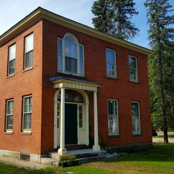 The Colony House - Built in 1819 the Colony House exhibits the finest of materials and craftsmanship of a Federal style building