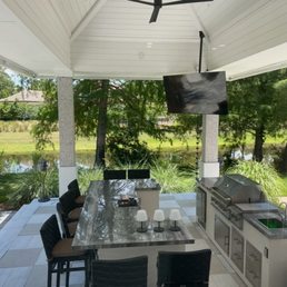 Outdoor kitchen/bar