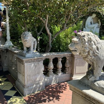 Hearst Castle - In the garden - Tours Near Me - San Simeon, California Hearst Castle - In the garden - Tours Near Me - San Simeon, California