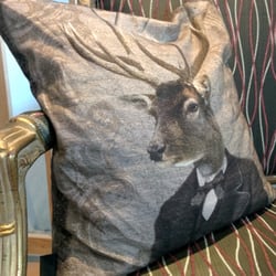 Klackabackens bryggeri - Mysig soffa med samma motiv som återfinns på en av Klackabackens ölsorter. En charmig detalj.