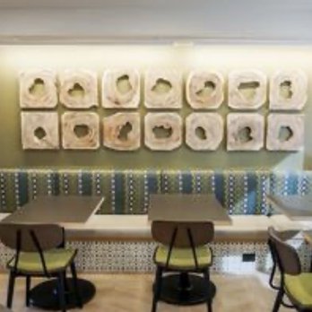 Oxford Suites Redding - Dining area seating - Hotels Near Me - Redding, California