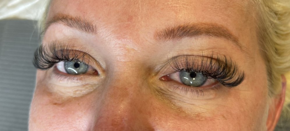 Lashed by Brit Logo