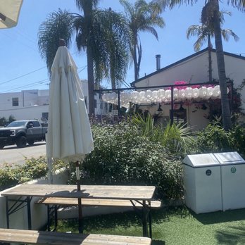 Dart Coffee Co - Outdoor eating area facing restaurant - Coffee Roasteries Near Me - Santa Barbara, California