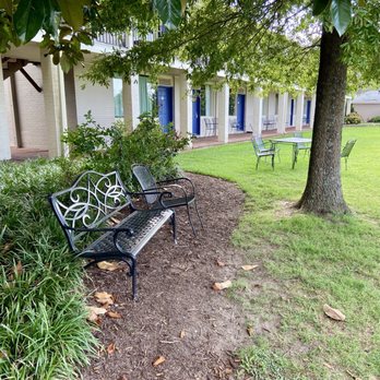 Yorktown Beach Hotel - Upper courtyard - Hotels Near Me - Yorktown, Virginia Yorktown Beach Hotel - Upper courtyard - Hotels Near Me - Yorktown, Virginia