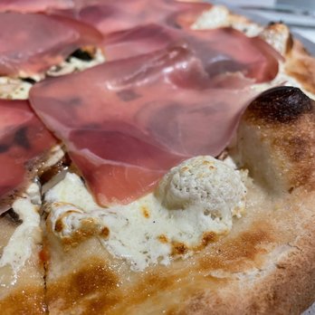 Juliana's - 1/2 margarita and 1/2 white, classic pizza with mushroom and prosciutto - Pizza Near Me - Brooklyn, New York Juliana's - 1/2 margarita and 1/2 white, classic pizza with mushroom and prosciutto - Pizza Near Me - Brooklyn, New York