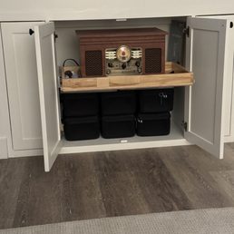 Pull out drawer for victrola. Pull out drawer for victrola.