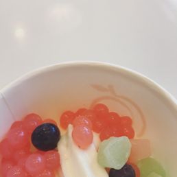 White chocolate yogurt with strawberry mocha, blueberries, and mochi pieces
