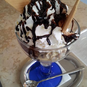 Eiscafé Bacio - Schokolade, Mohn-Krokant und Cookies mit Sahne und Schokosoße. - Ice Cream & Frozen Yogurt Near Me - Darmstadt, HE