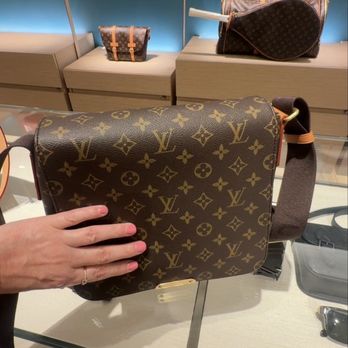 Louis Vuitton Honolulu Gump's Building - My bag - Leather Goods Near Me - Honolulu, Hawaii