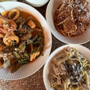 Divina Cucina - Spaghetti Bolognese - OO Fettucini Alfredo - OO Pasta Di Mare Special - OO - Italian Near Me - Montrose, California Divina Cucina - Spaghetti Bolognese - OO Fettucini Alfredo - OO Pasta Di Mare Special - OO - Italian Near Me - Montrose, California