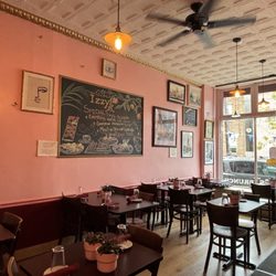 Izzy's 33 - Seating area