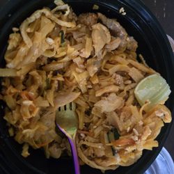 Pong Thai Cuisine - Chicken pad thai