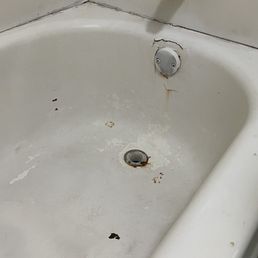 The lovely bath tub. I can feel the hepatitis.