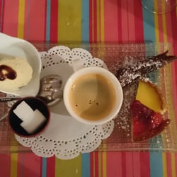 Lou Pebre d'Aïl - Café gourmand avec saes parts de tarte citron, tarte aux fraises, brownie et glace à la vanille.