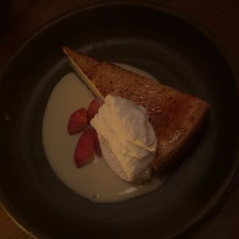 Earls Kitchen + Bar - Crème brûlée cheesecake 10/10 - Cocktail Bars Near Me - Honolulu, Hawaii Earls Kitchen + Bar - Crème brûlée cheesecake 10/10 - Cocktail Bars Near Me - Honolulu, Hawaii