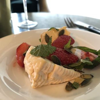 Le Discret - Camembert with strawberries and mint - Wine Bars Near Me - Paris, 75
