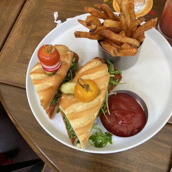 Henry's Palm Beach - Panko crusted chicken sandwich - Bars Near Me - Palm Beach, Florida Henry's Palm Beach - Panko crusted chicken sandwich - Bars Near Me - Palm Beach, Florida