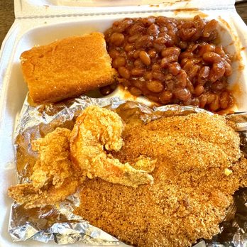 Mississippi Georgia Fried - Crispy well seasoned fish and shrimp (we added Cajun seasoning), sweet baked beans, sweet moist cornbread was amazing but almost cake - Soul Food Near Me - Valencia, California