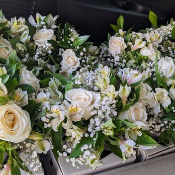 Flower & Blooms - Centerpieces with white roses, baby's breath and astromeria. - Florists Near Me - La Habra, California