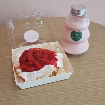 TE'AMO Boba Bar - Strawberry Basque cheesecake and a strawberry milk tea - Bubble Tea Near Me - South Barrington, Illinois TE'AMO Boba Bar - Strawberry Basque cheesecake and a strawberry milk tea - Bubble Tea Near Me - South Barrington, Illinois