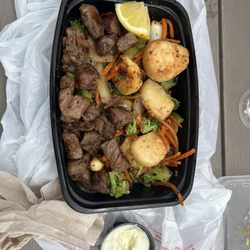Cali Crew Hibachi Grill & Sushi - Steak and Scallop Combo bowl with just veggies and a side of Golden Miso sauce