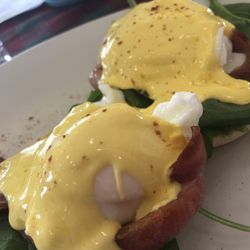 The Common Room - Eggs Benedict and bacon with hollandaise sauce