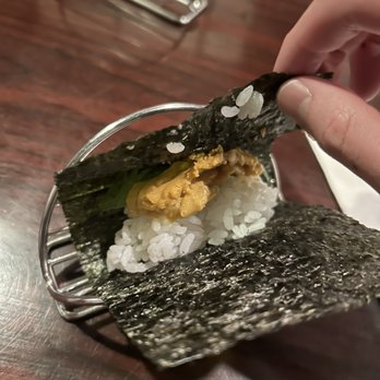 Waraku - That light green leaf i side the uni roll, ask for it to be removed when ordering - Izakaya Near Me - Torrance, California