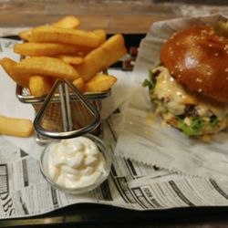 Riffy's Burger - Burning Cheese