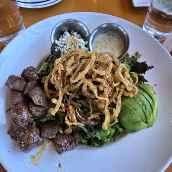 The Hudson - Steak and blue cheese salad - Cocktail Bars Near Me - Sedona, Arizona The Hudson - Steak and blue cheese salad - Cocktail Bars Near Me - Sedona, Arizona