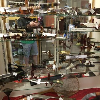 Seaside Antique Mall - Beautiful knives, but not an amazing selection - Antiques Near Me - Seaside, Oregon