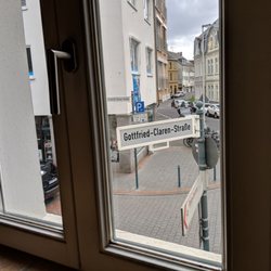 Mayras Wohnzimmer Cafe - A window view to the street.