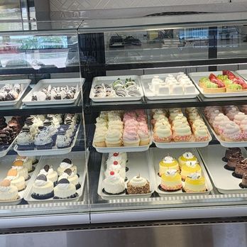 Rossmoor Pastries - Cupcakes and mini cakes - Bakeries Near Me - Signal Hill, California