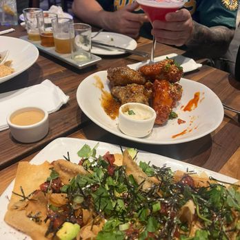 Yard House - Wings and nachos - Bars Near Me - East Rutherford, New Jersey Yard House - Wings and nachos - Bars Near Me - East Rutherford, New Jersey