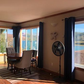 Jenner Inn - Small table and chairs - Hotels Near Me - Jenner, California Jenner Inn - Small table and chairs - Hotels Near Me - Jenner, California