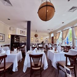 Das Ethiopian - Downstairs, sun flooded cozy restaurant