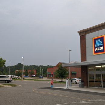 ALDI - a car parked in front of a store - Grocery Near Me - Williamsburg, Virginia