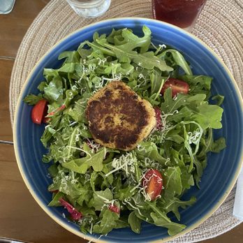 Gabriel Archer Tavern - Baby arugula with tomatoes and barely visible watermelon radishes, added crab cake - New American Near Me - Williamsburg, Virginia Gabriel Archer Tavern - Baby arugula with tomatoes and barely visible watermelon radishes, added crab cake - New American Near Me - Williamsburg, Virginia