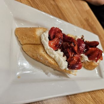 Jed's Local Restaurant & Bar - WHIPPED GOAT CHEESE CROSTINI ...... 12 LA strawberries, balsamic glaze, mint CRAWFISH & SPINACH DIP 13 - Seafood Near Me - Baton Rouge, Louisiana
