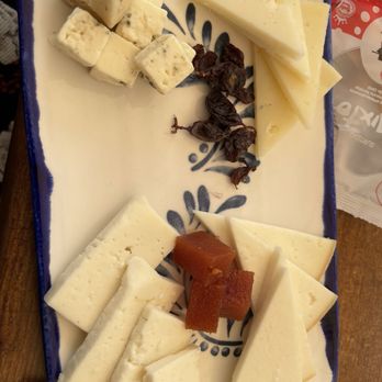 El Pimpi - Goat cheese plate - Dive Bars Near Me - Málaga, Massachusetts