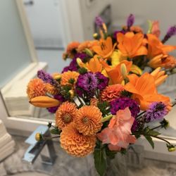 Farmhouse at Roger's Gardens - Beautiful flower arrangements.
