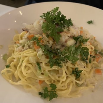 Pasta Moon - Linguini Alaskan Dungeness Crab - Italian Near Me - Half Moon Bay, California Pasta Moon - Linguini Alaskan Dungeness Crab - Italian Near Me - Half Moon Bay, California