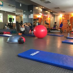 Megatlon - Sala de abdominales y pesos libres