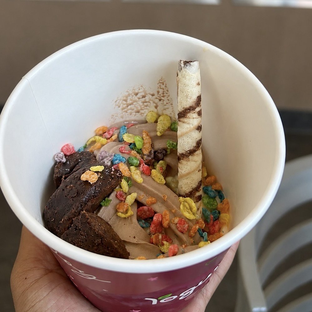 Smore yogurt with brownies and fruity pebbles. Smore yogurt with brownies and fruity pebbles.