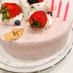 85 Degrees Bakery - Strawberry cake